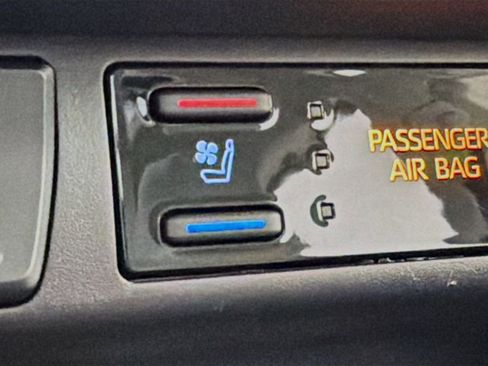 Used 2020 Toyota RAV4 Limited image 21