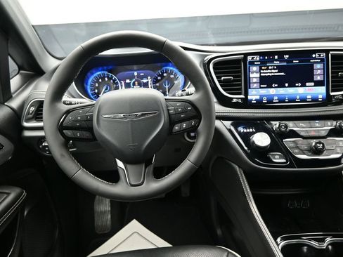 Used 2025 Chrysler Pacifica Limited FWD image 13