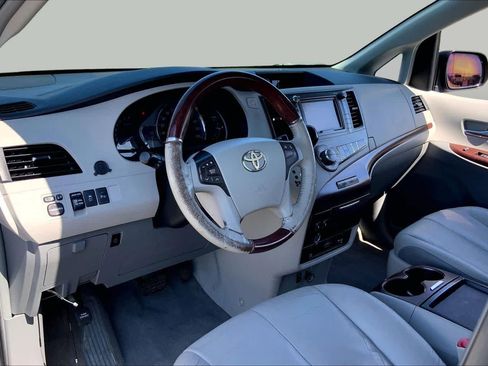 Used 2011 Toyota Sienna Limited w/ Premium Pkg FWD image 16