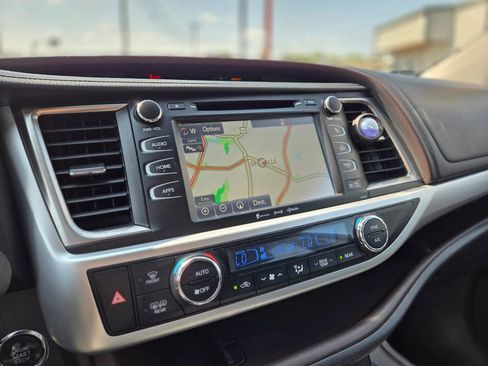 Used 2018 Toyota Highlander XLE image 16