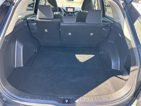 Used 2021 Toyota RAV4 LE image 32