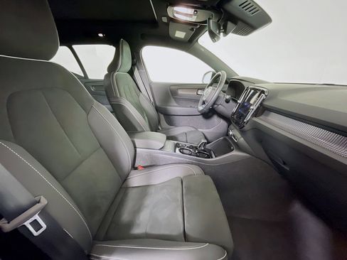 Used 2023 Volvo XC40 B5 Plus w/ Climate Package image 32