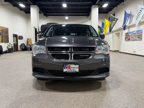 Used 2019 Dodge Grand Caravan SE w/ Rear Park Assist Package FWD image 2