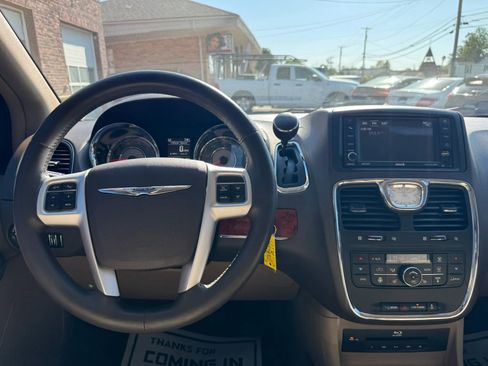 Used 2015 Chrysler Town & Country Touring-L w/ Driver Convenience Group image 61