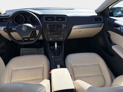 Used 2017 Volkswagen Jetta SE image 16