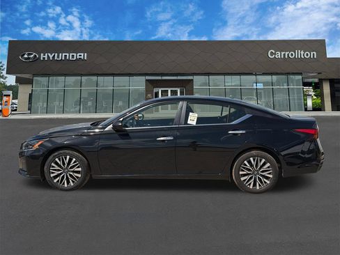 Used 2025 Nissan Altima 2.5 SV FWD image 8