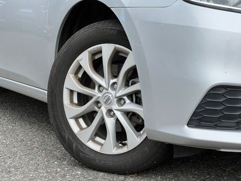 Used 2019 Nissan Sentra SV image 2