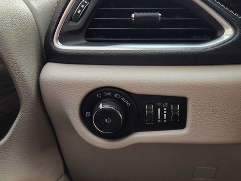 Used 2023 Chrysler Pacifica Limited FWD image 22