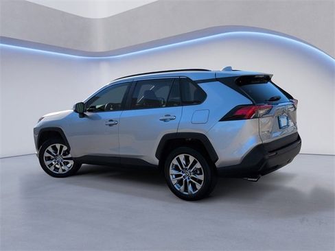 Used 2021 Toyota RAV4 XLE Premium image 9