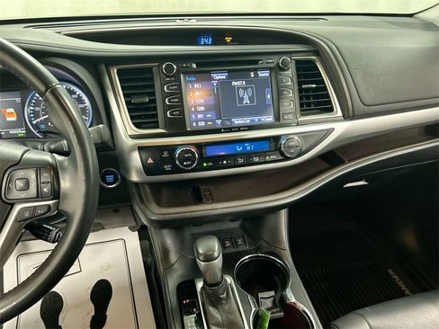 Used 2019 Toyota Highlander SE image 18