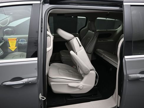 Used 2020 Chrysler Pacifica Limited w/ Advanced Safetytec Group FWD image 45