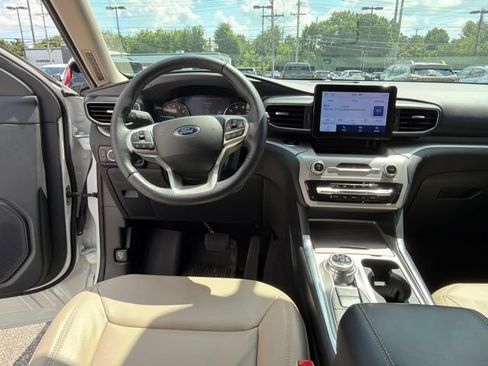 Used 2023 Ford Explorer XLT w/ Equipment Group 202A AWD/4WD image 17