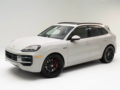 Used 2025 Porsche Cayenne S image 1