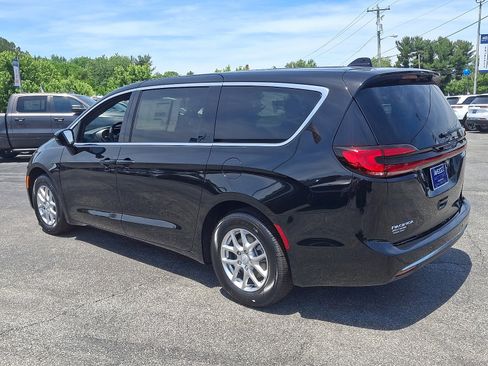 New 2027 Chrysler Pacifica Select FWD image 4