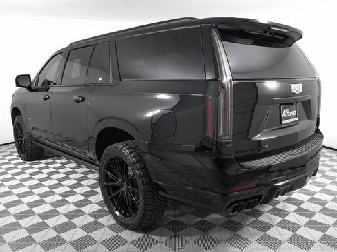 Used 2025 Cadillac Escalade ESV V w/ LPO, ONYX Package image 7