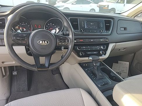 Used 2018 Kia Sedona L image 9