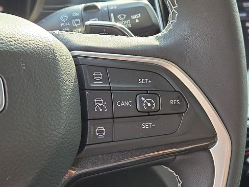 Used 2023 Jeep Grand Cherokee Laredo image 21