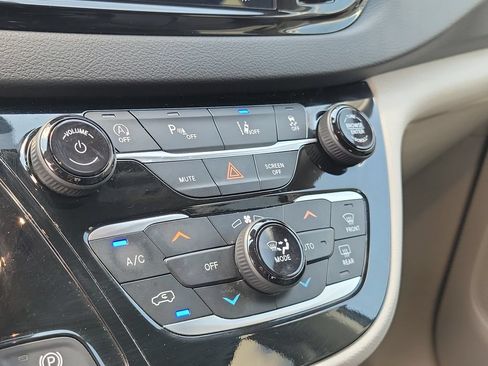 Used 2023 Chrysler Pacifica Touring-L FWD image 31