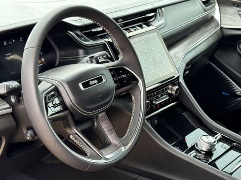 Used 2022 Jeep Grand Cherokee Overland w/ Luxury Tech Group IV AWD/4WD image 20