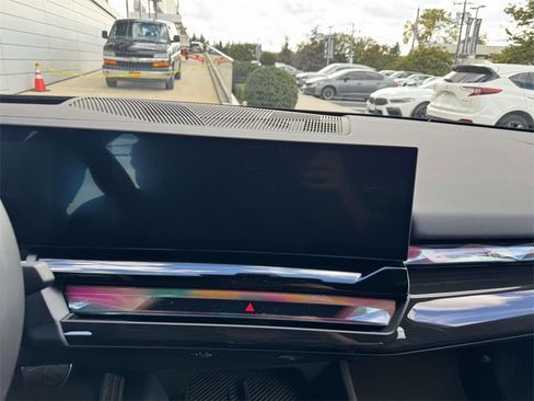 Used 2025 BMW 550e xDrive w/ Premium Package image 13