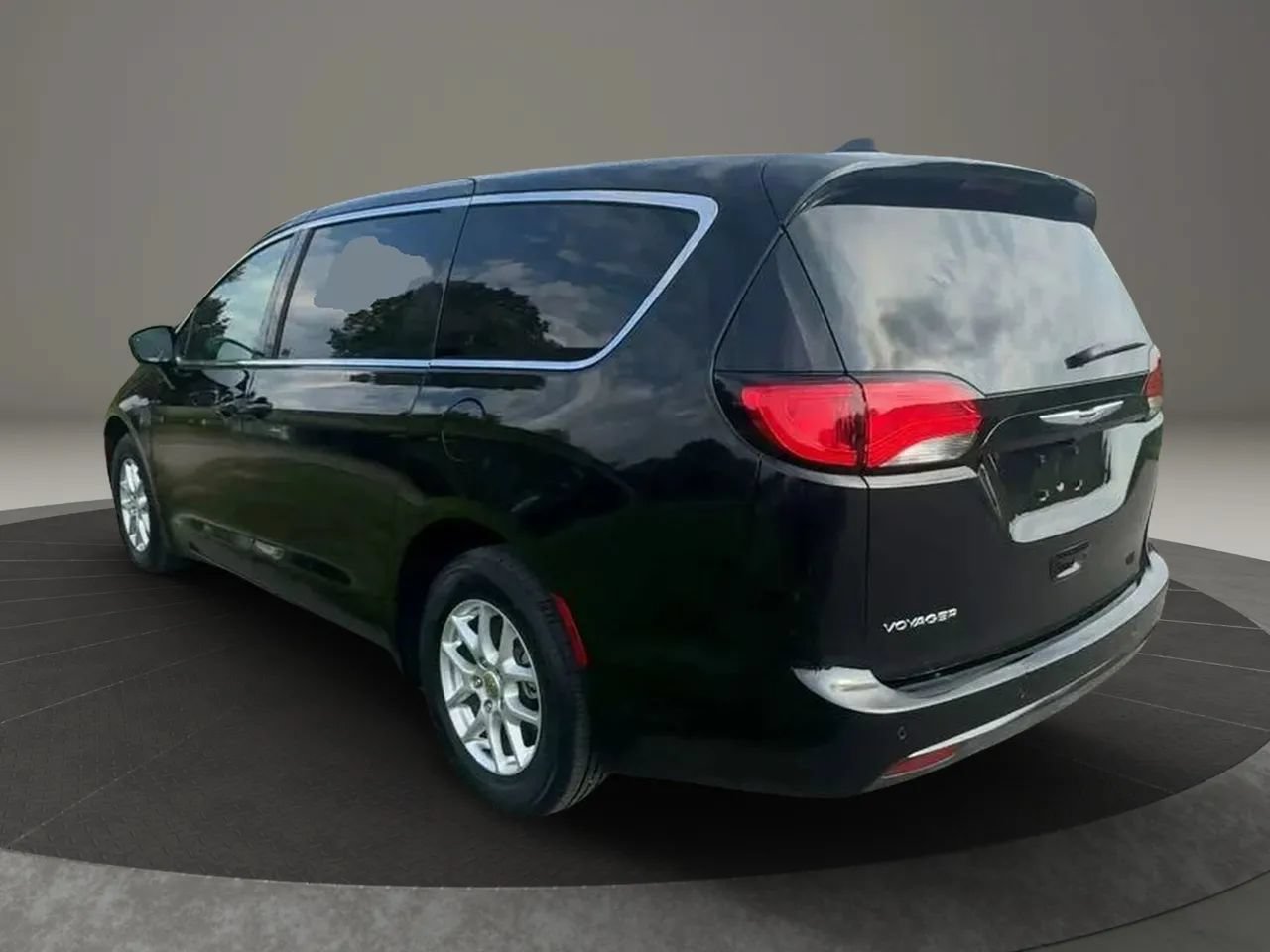 Used 2026 Chrysler Voyager LX FWD image 4