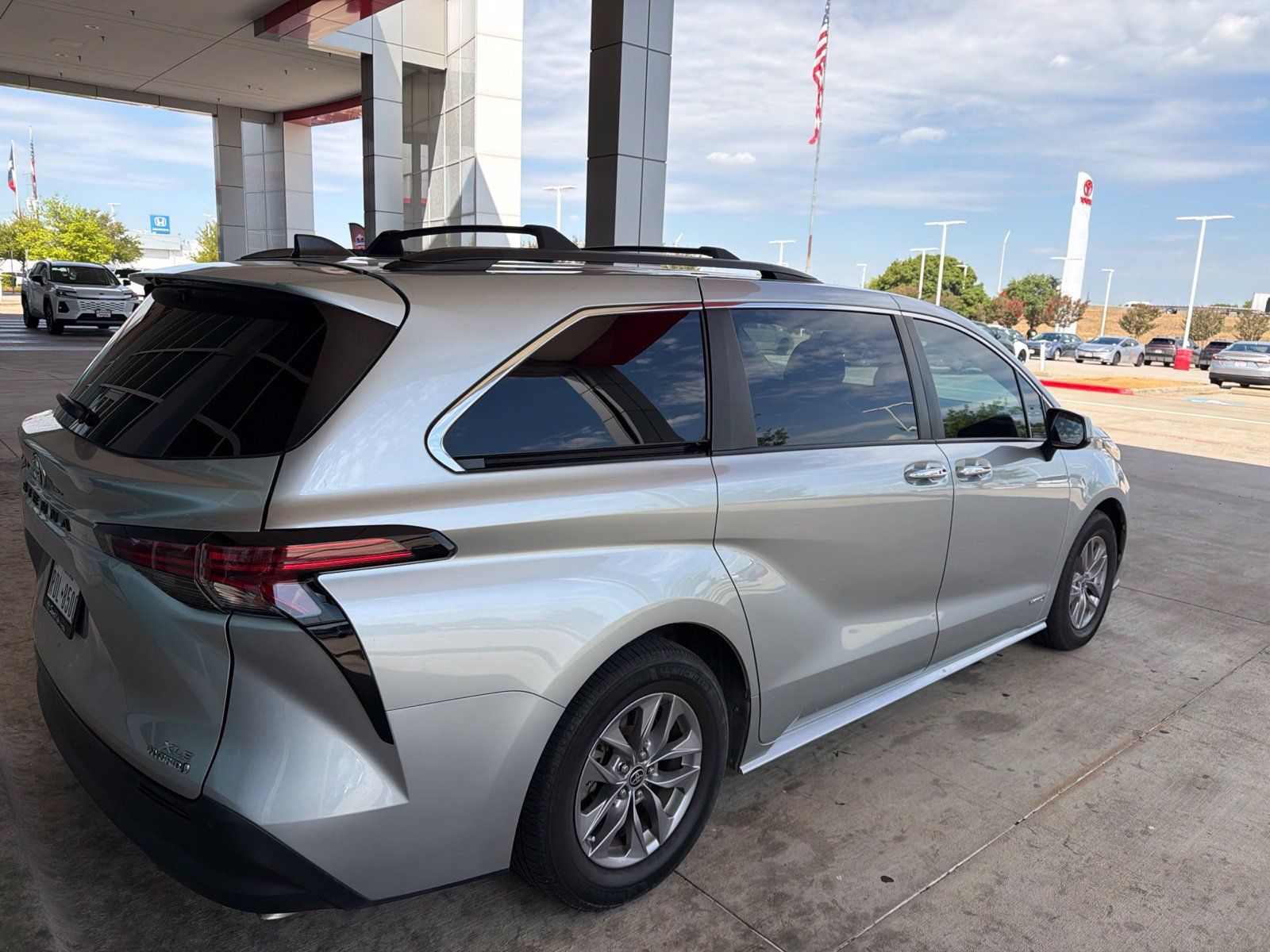 Used 2021 Toyota Sienna XLE FWD image 19