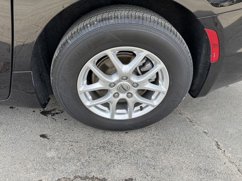 Used 2025 Chrysler Pacifica Select image 33