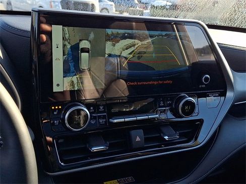 New 2026 Toyota Highlander Platinum image 8