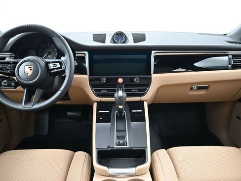 Used 2026 Porsche Macan AWD/4WD image 9