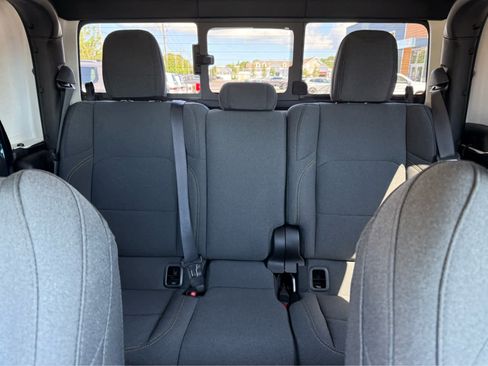 Used 2025 Jeep Gladiator Sport image 25