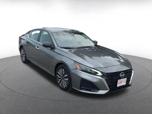 Used 2025 Nissan Altima 2.5 SV FWD image 3