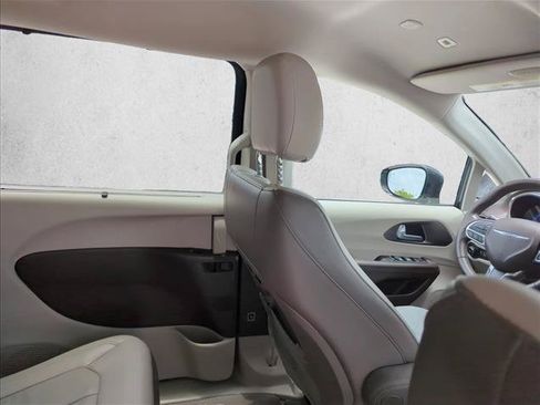 Used 2018 Chrysler Pacifica Touring-L w/ Advanced Safetytec Group FWD image 20