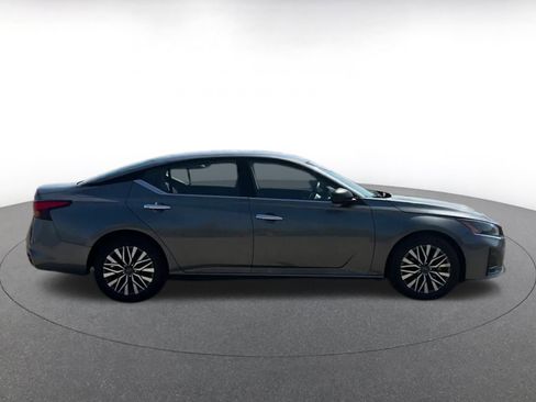 Used 2024 Nissan Altima 2.5 SV image 16