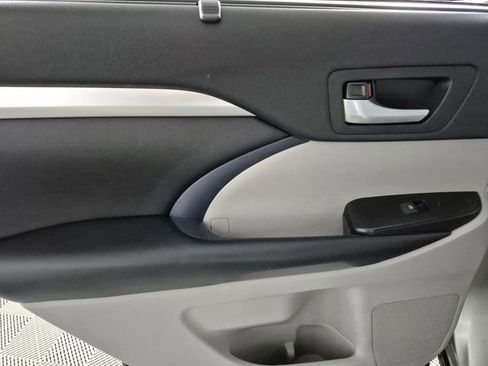 Used 2019 Toyota Highlander XLE AWD/4WD image 25