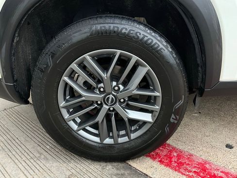 Used 2023 Nissan Rogue S image 9