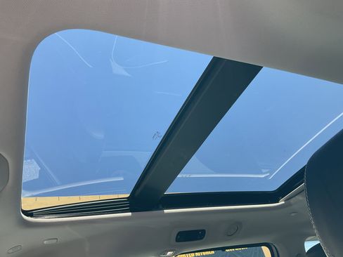 Used 2023 Chrysler Pacifica Limited image 31