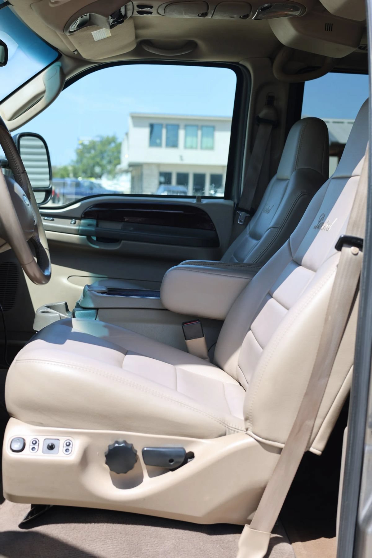 Used 2004 Ford Excursion Limited AWD/4WD image 18