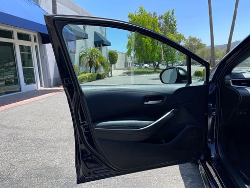 Used 2022 Toyota Corolla SE w/ SE Premium Package image 11