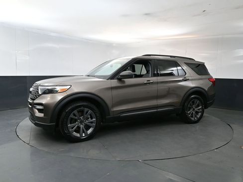 Used 2021 Ford Explorer XLT w/ Equipment Group 202A AWD/4WD image 2