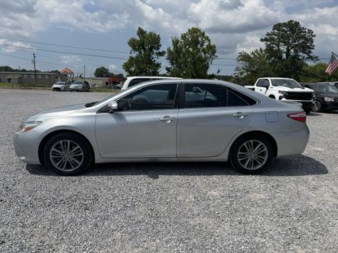 Used 2017 Toyota Camry SE FWD image 3