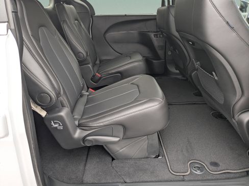 New 2026 Chrysler Pacifica Select image 12