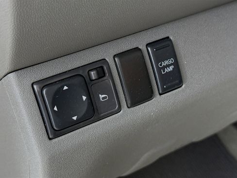 Used 2012 Nissan Frontier SL image 9