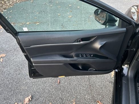 Used 2018 Toyota Camry L image 12