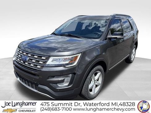 Used 2017 Ford Explorer XLT w/ Equipment Group 202A AWD/4WD image 8