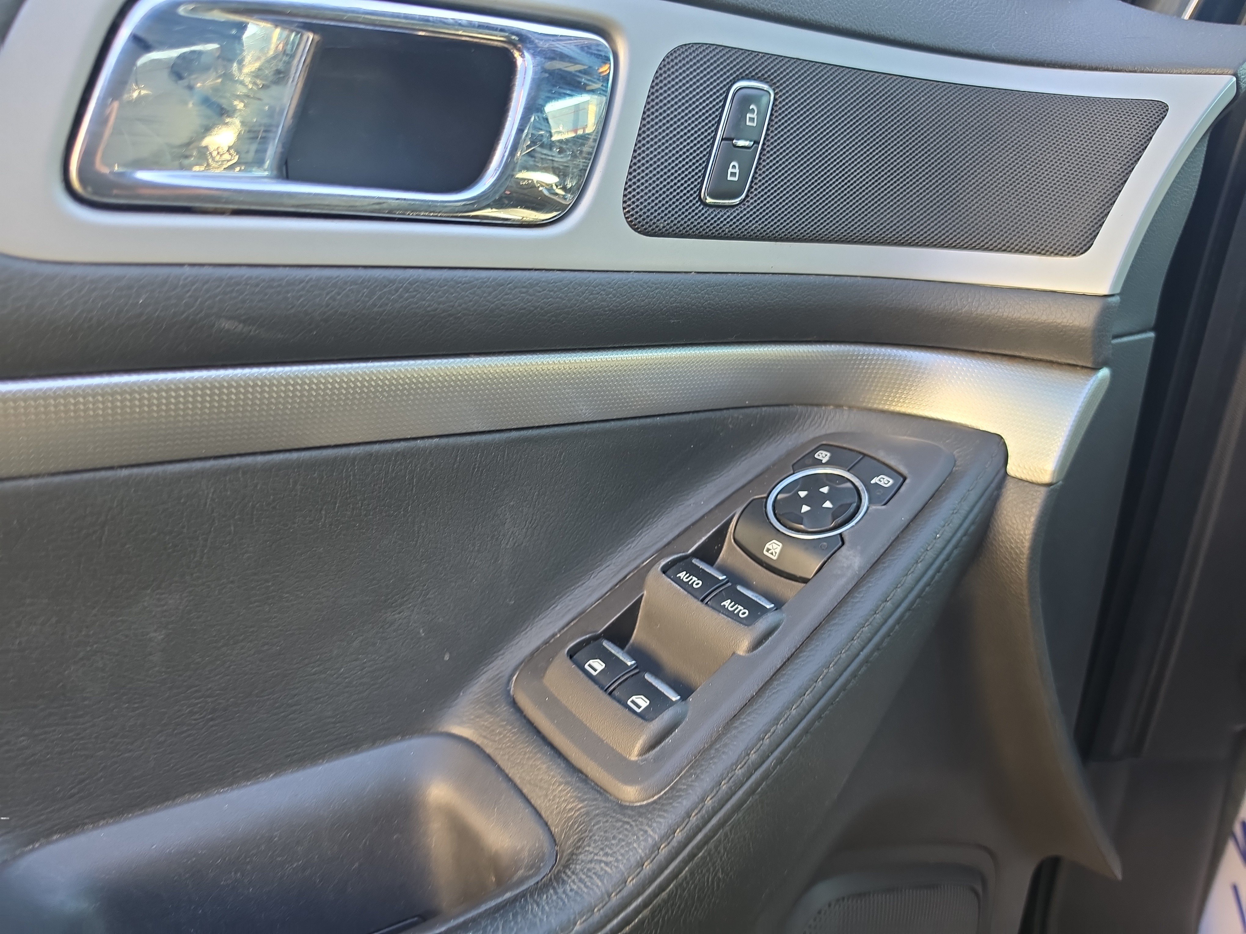 Used 2014 Ford Explorer XLT w/ Equipment Group 202A AWD/4WD image 19