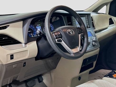 Used 2020 Toyota Sienna LE w/ LE Preferred Package image 7