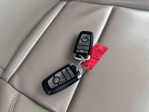 Used 2021 Ford Explorer XLT w/ Equipment Group 202A AWD/4WD image 9