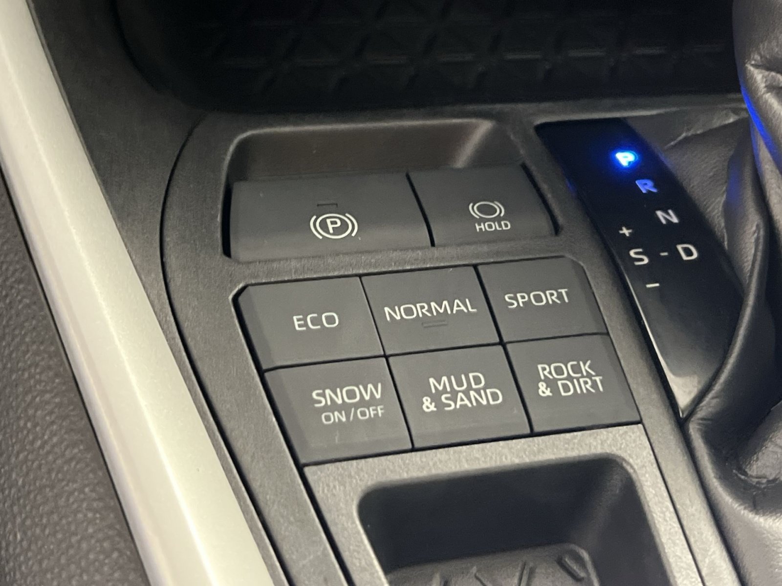Used 2020 Toyota RAV4 LE w/ All Weather Liner Package AWD/4WD image 32
