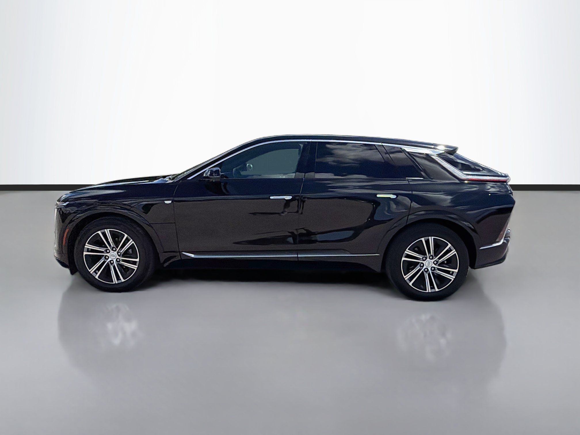 Used 2025 Cadillac Lyriq Luxury RWD image 2