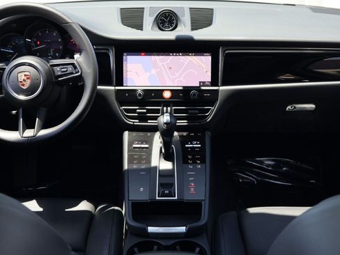 Certified 2025 Porsche Macan AWD/4WD image 20